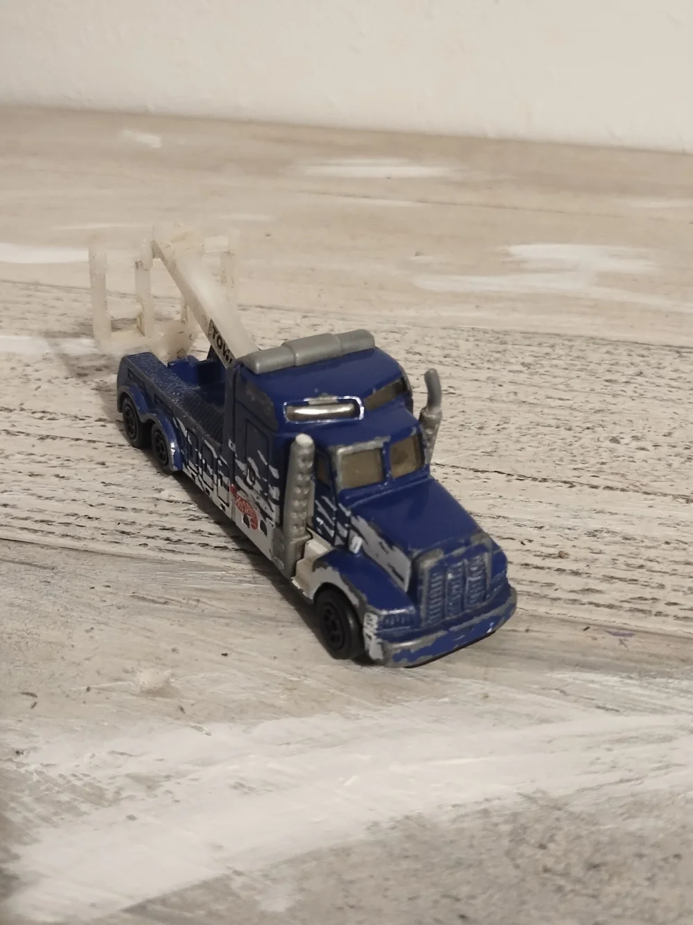 Vintage 1998 hot Wheels heavy duty tow truck diecast some scratches